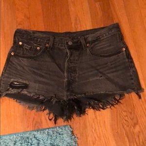 LEVI BLACK JEAN SHORTS